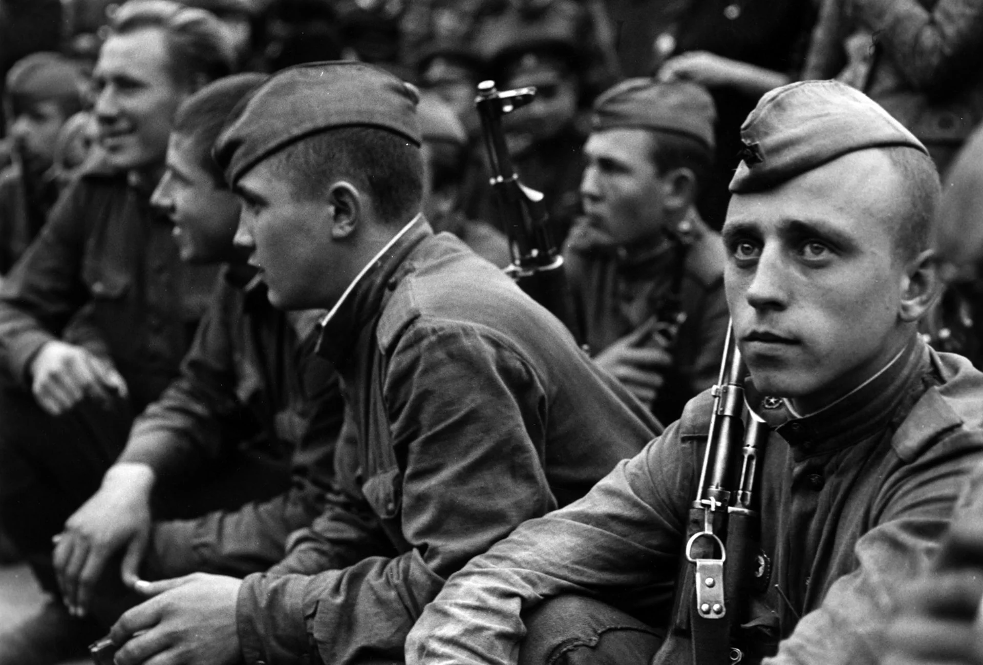 Молодые советские солдаты