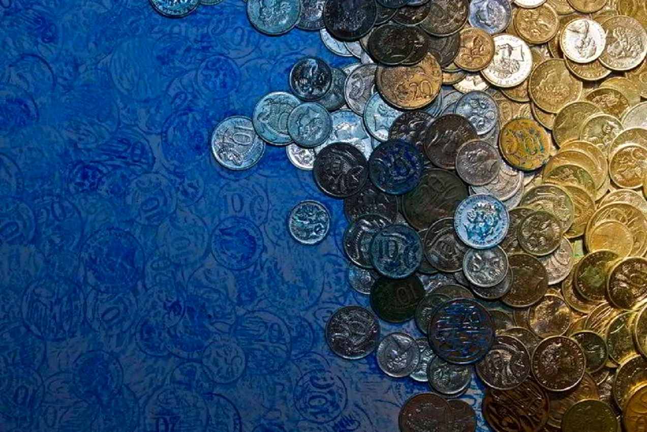 Монеты на синем фоне
