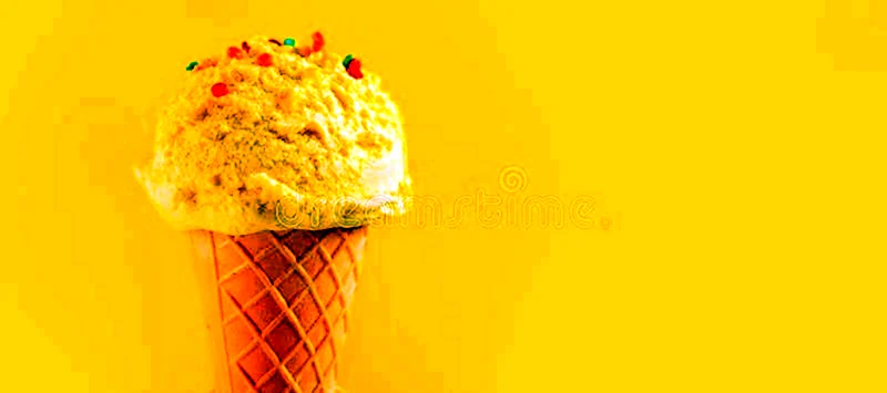 Мороженое на желтом фоне