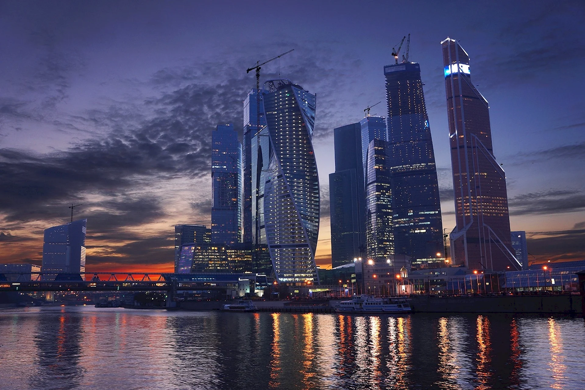 Москоу - Сити небоскребы река.