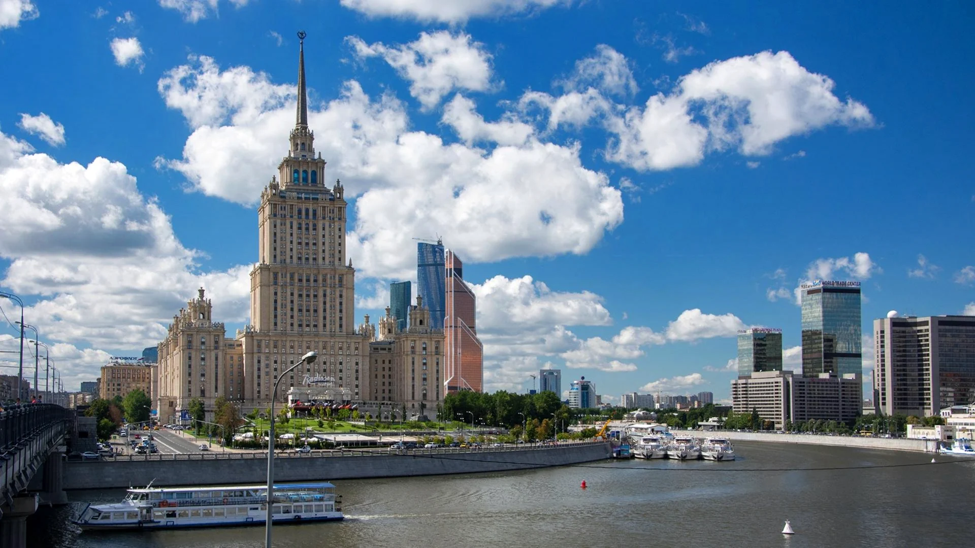 Москва высотка МГУ река