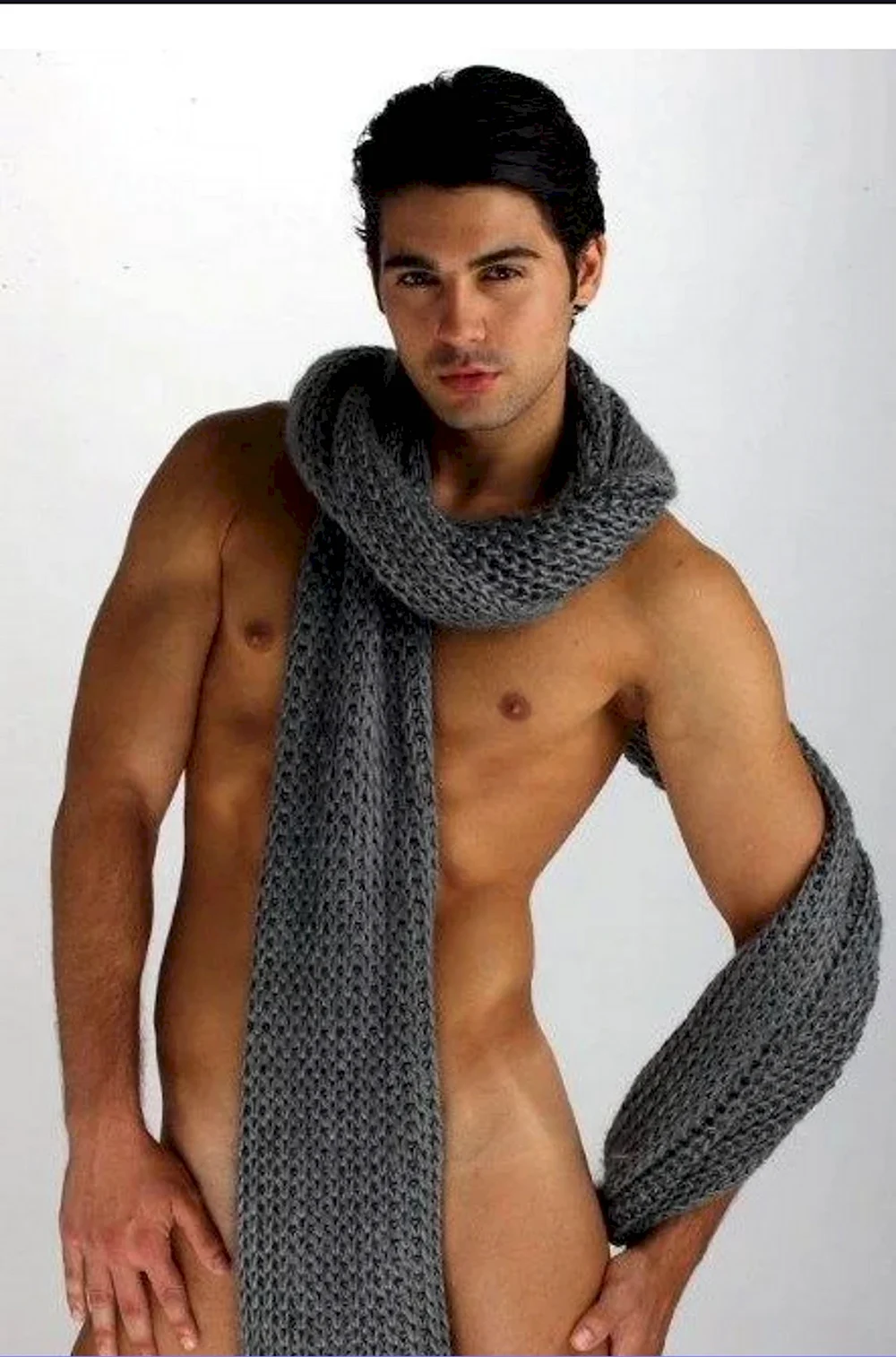 Мужчина голый в шарфе