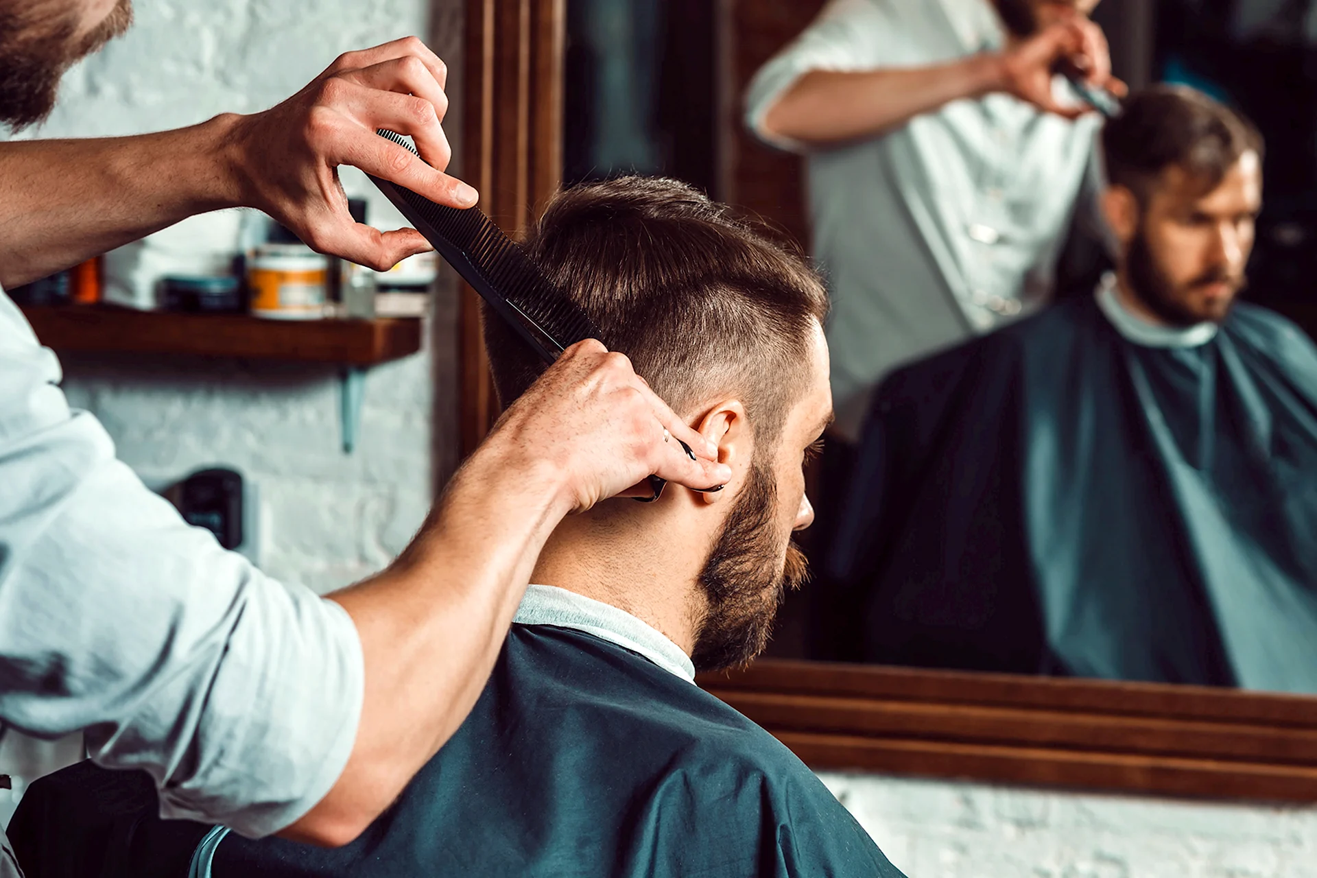 Мужская стрижка в парикмахерской