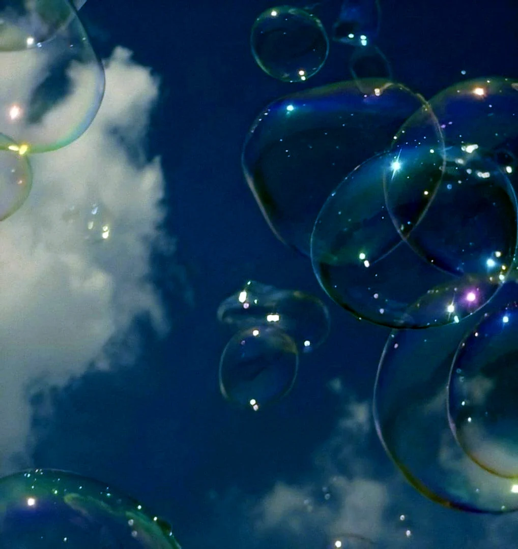 Мыльные пузыри на фоне неба