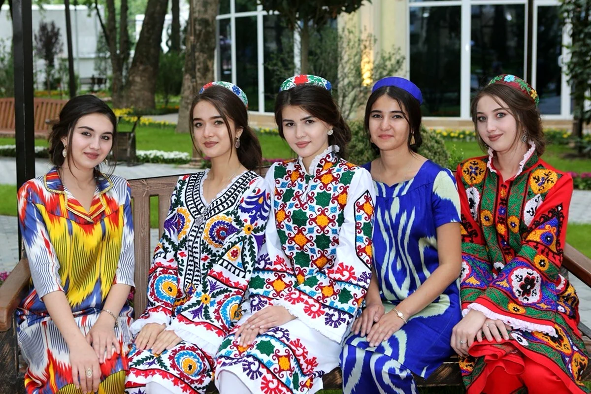 Национальный костюм чакан Таджикистана