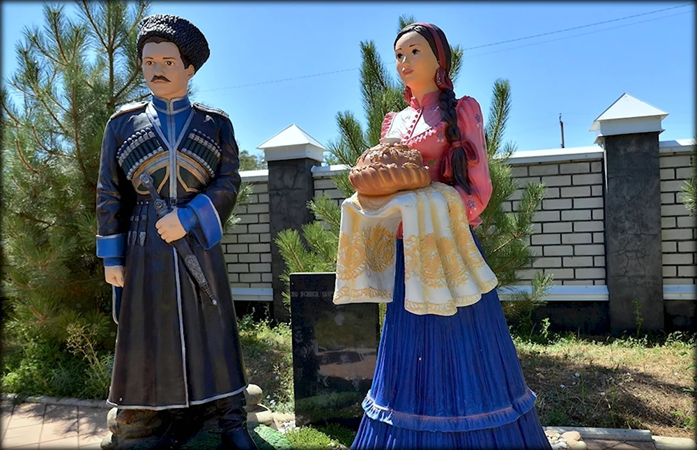 Национальный костюм донских Казаков и казачек