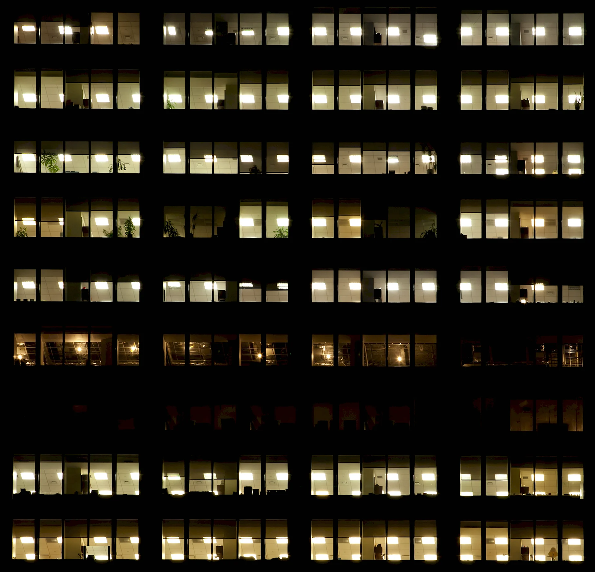 Ночные окна многоэтажки