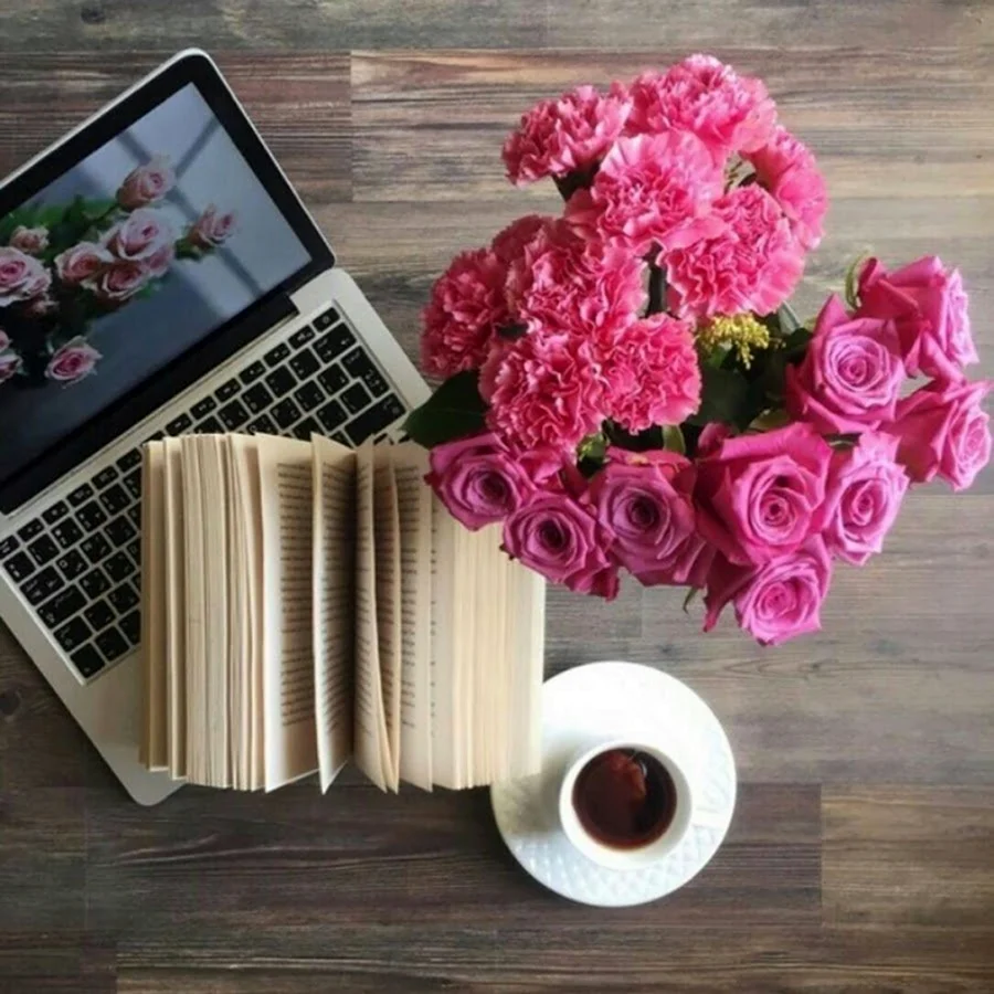 Ноутбук и цветы