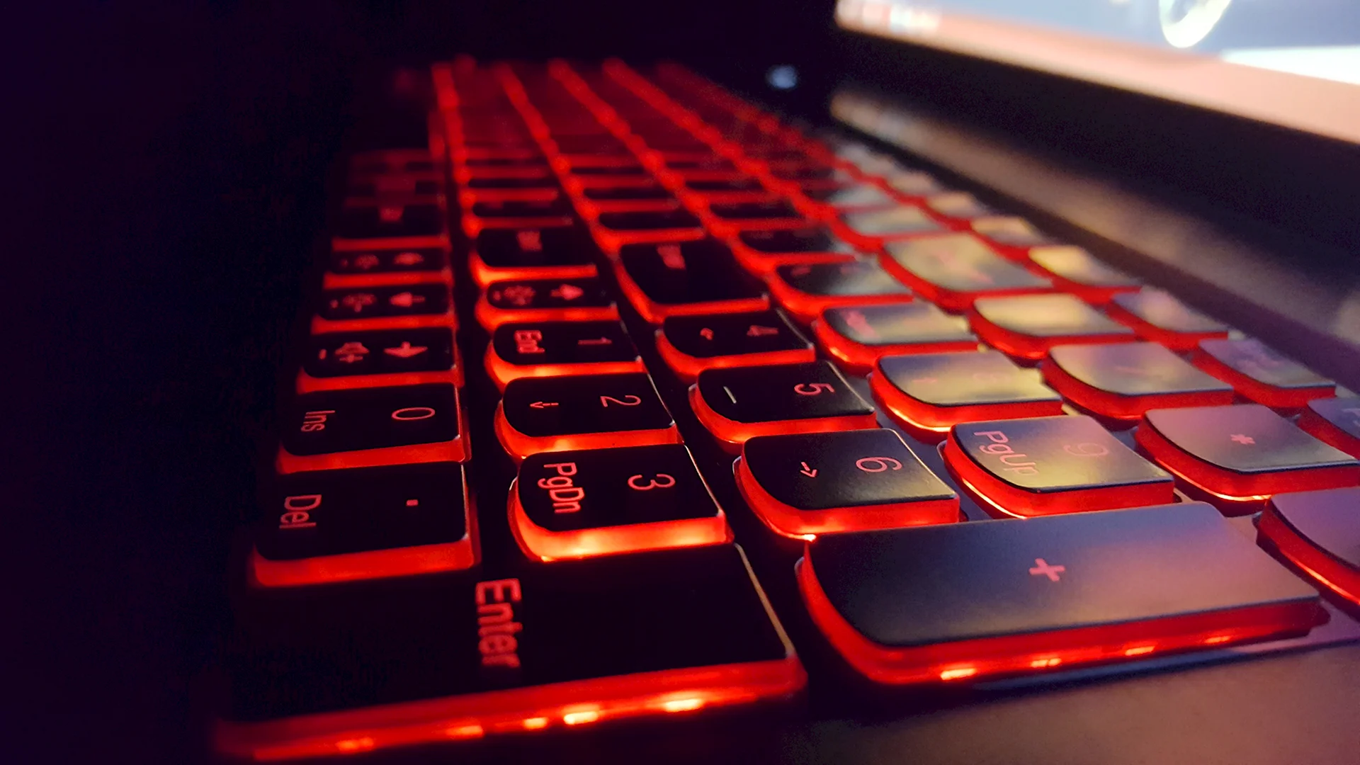 Ноутбук с красной подсветкой клавиатуры