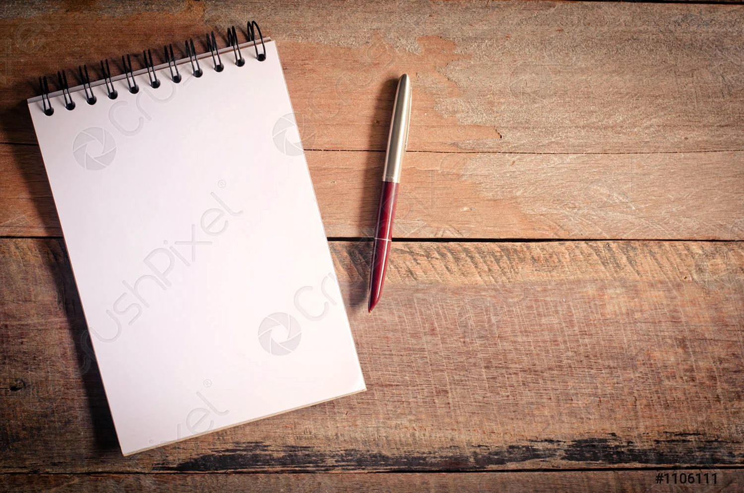 Открытый блокнот с ручкой на столе