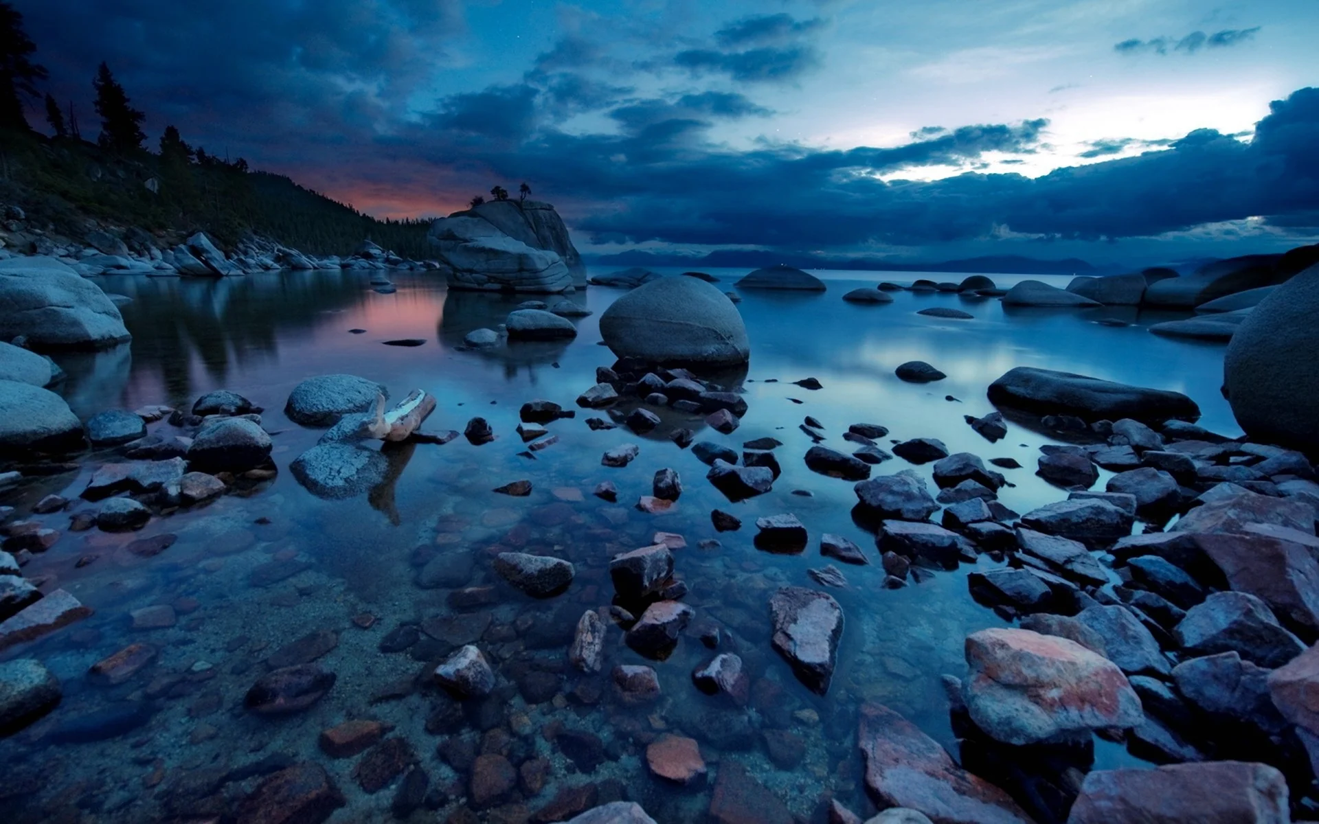 Озеро с камнями