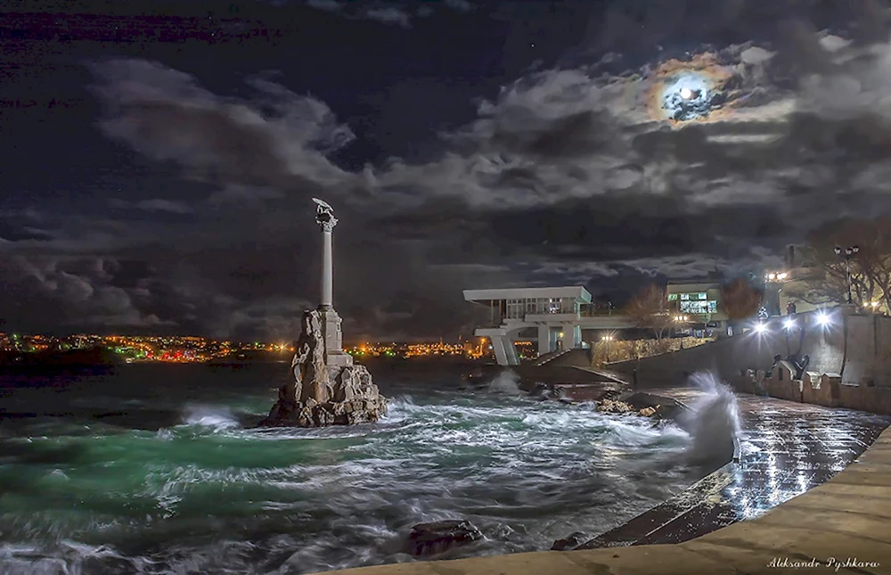 Памятник затопленным кораблям в Севастополе ночью