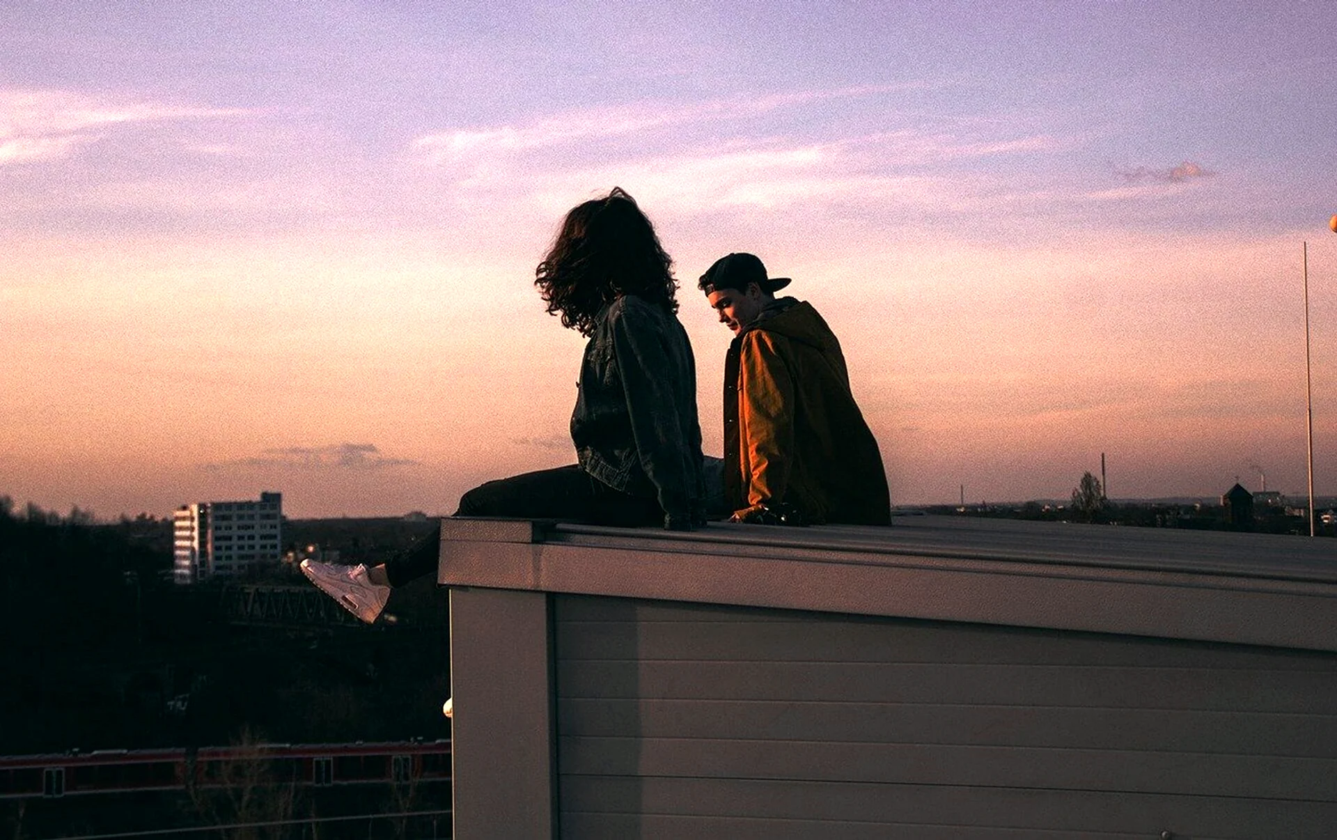Парень и девушка на крыше