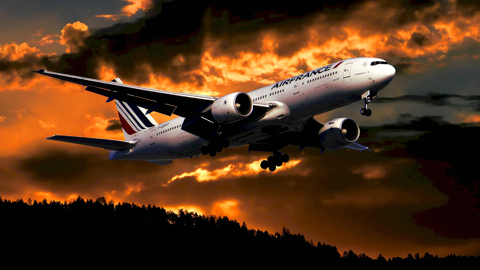 Пассажирский самолет на закате