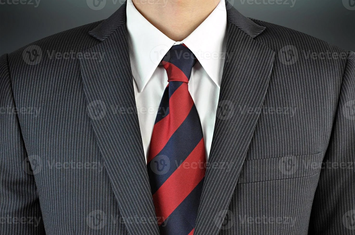 Пиджак с галстуком в полоску