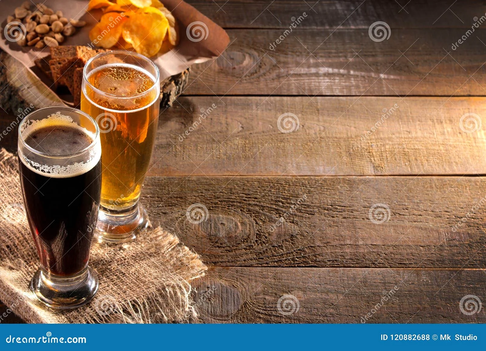Пиво на деревянном фоне