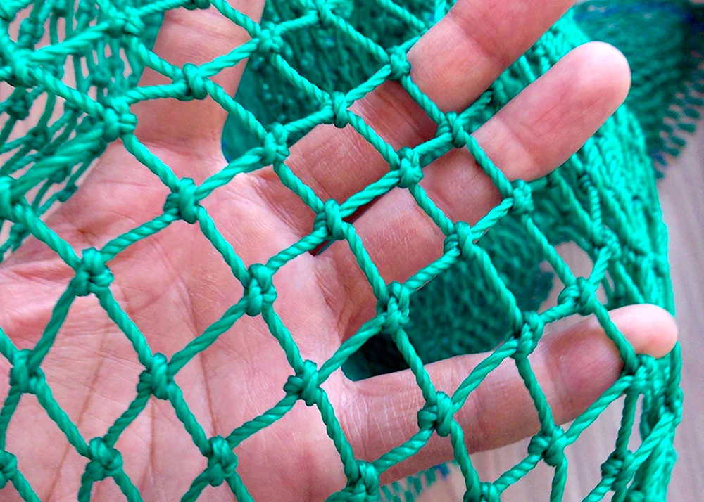 Пластиковая рыболовная сеть