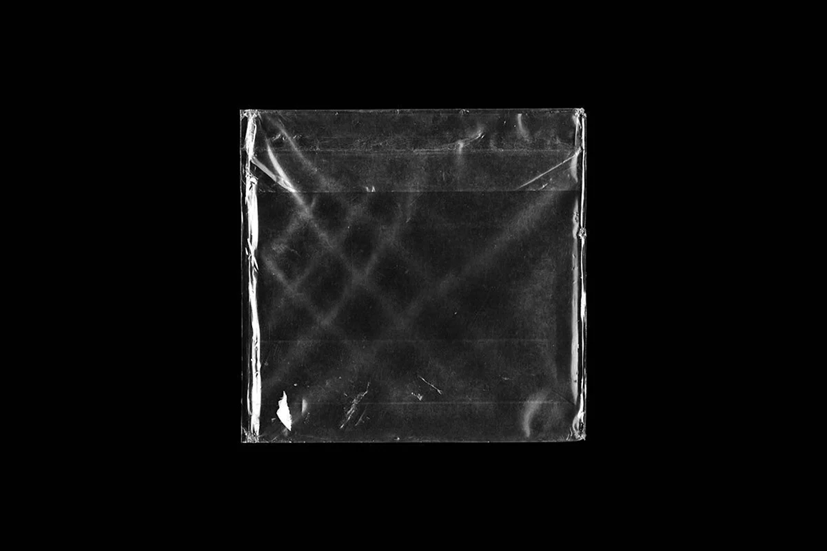 Пластиковый пакет на черном фоне
