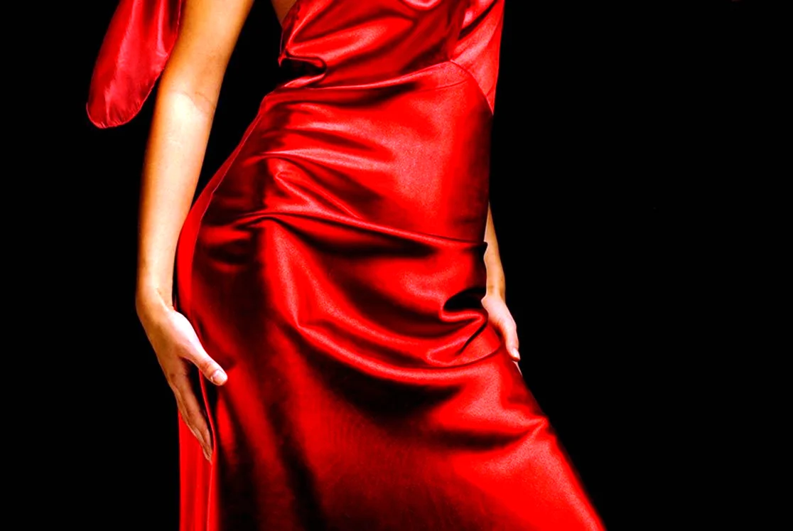Платье из красного шелка