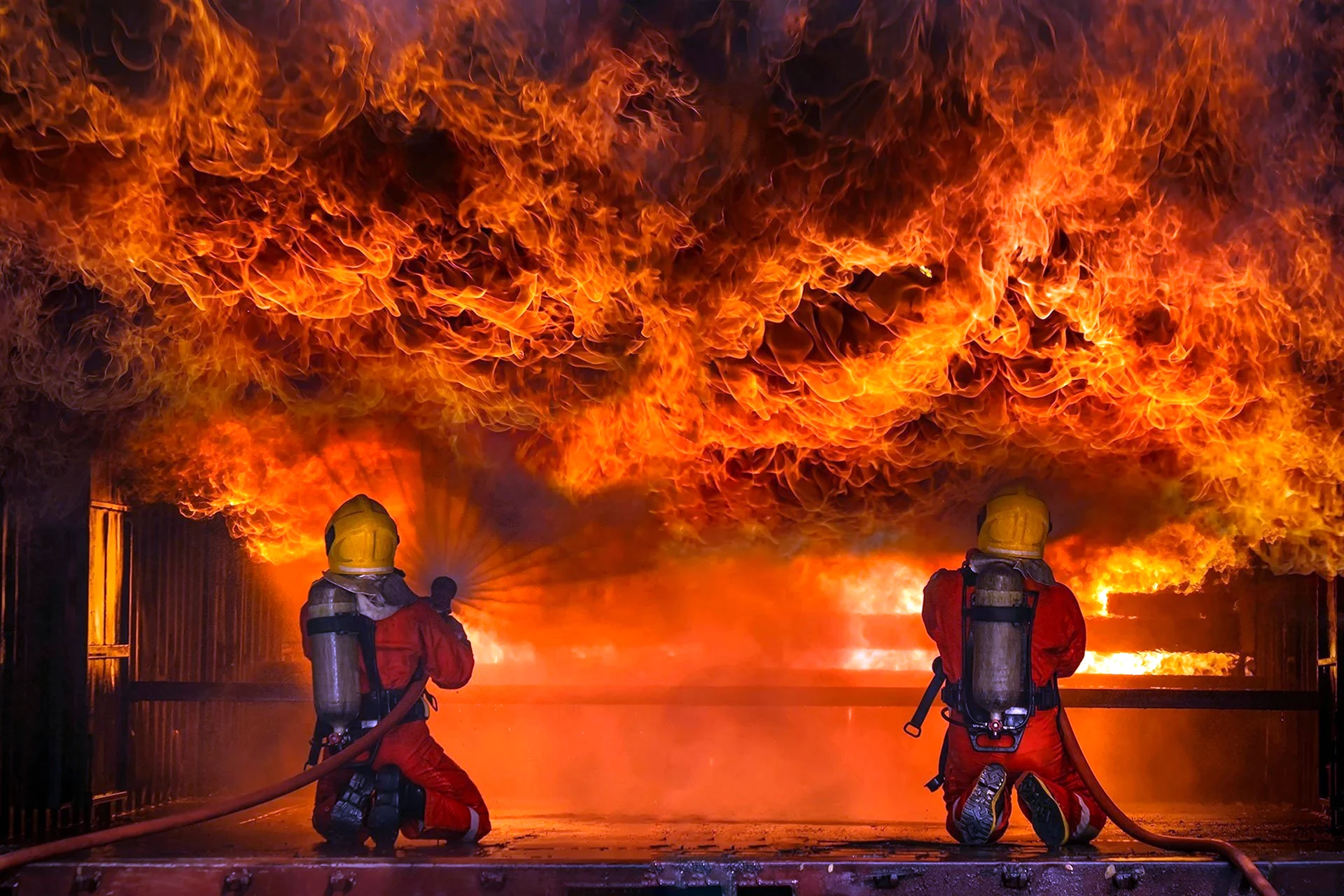 Пожарный на фоне огня