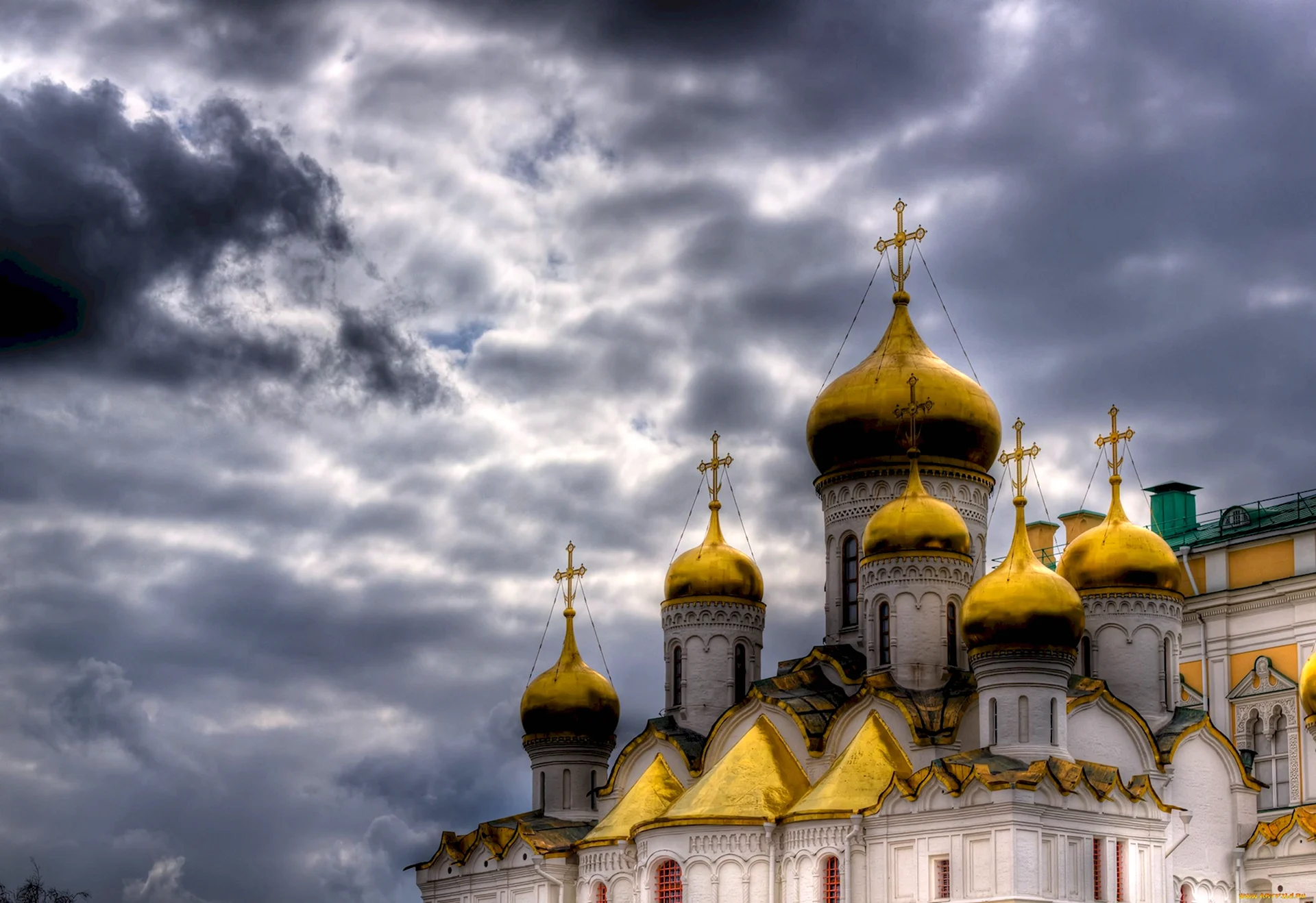 Православная Церковь с золотыми куполами