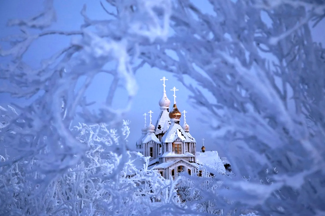 Православный храм зимой