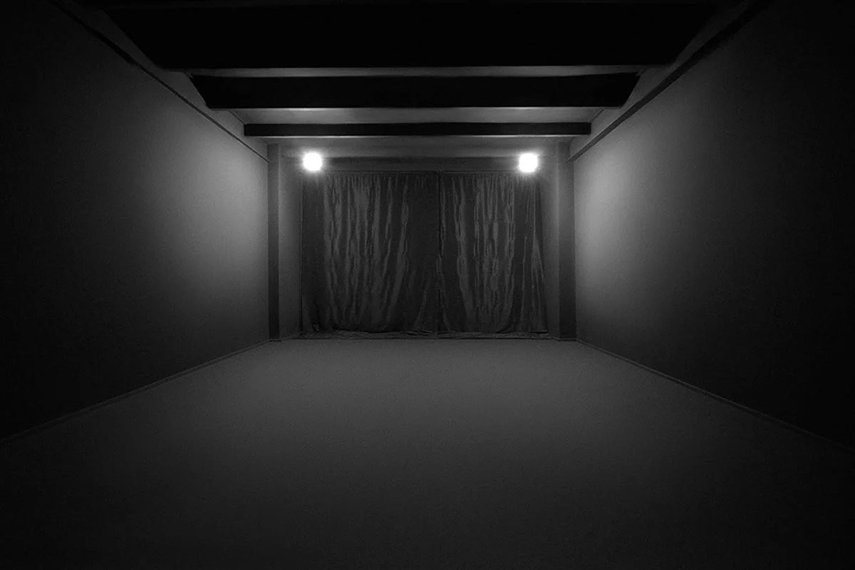 Пустая темная комната