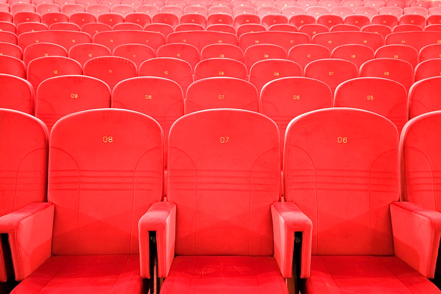 Пустые кресла в кинотеатре