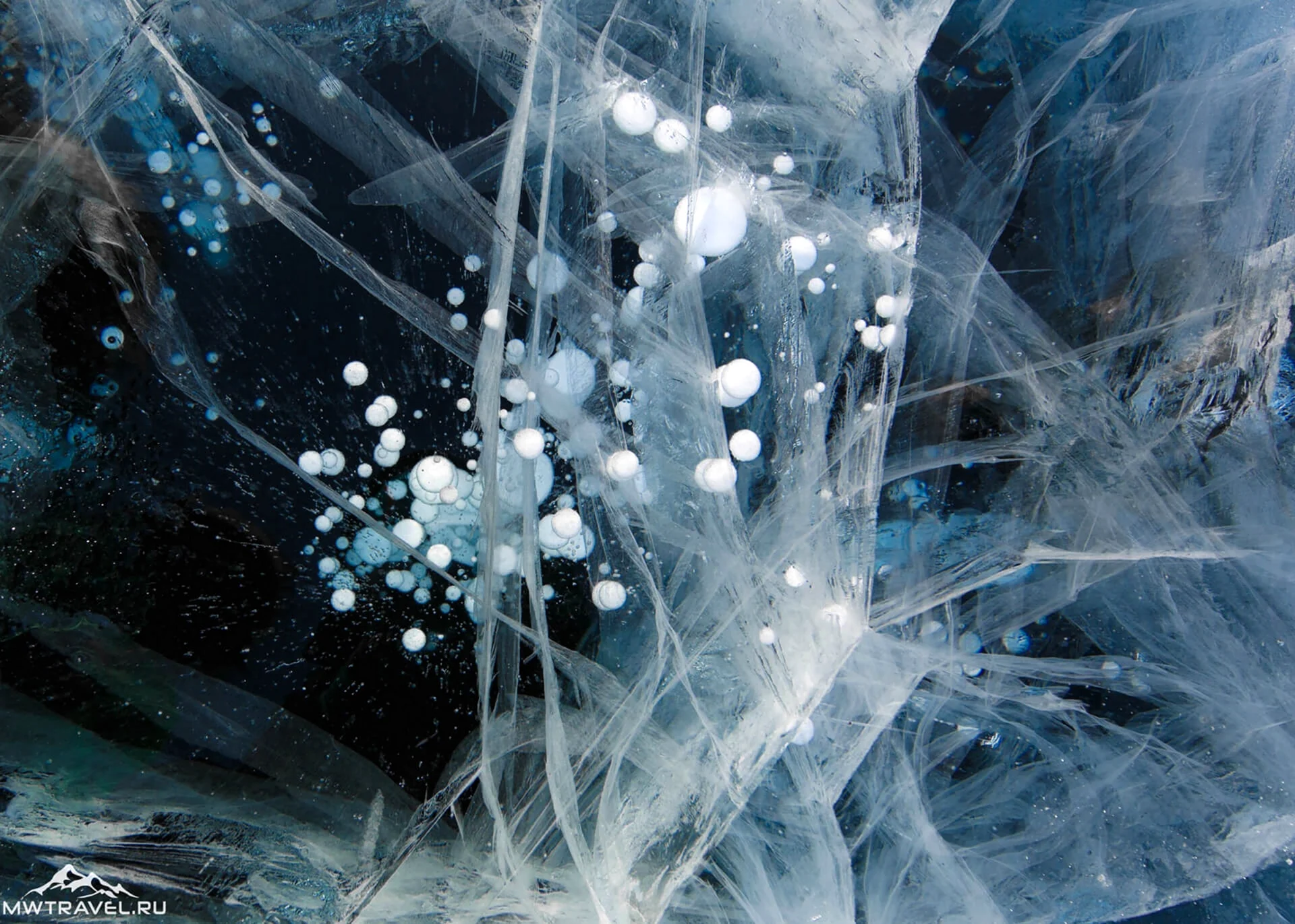 Пузыри во льду Байкала