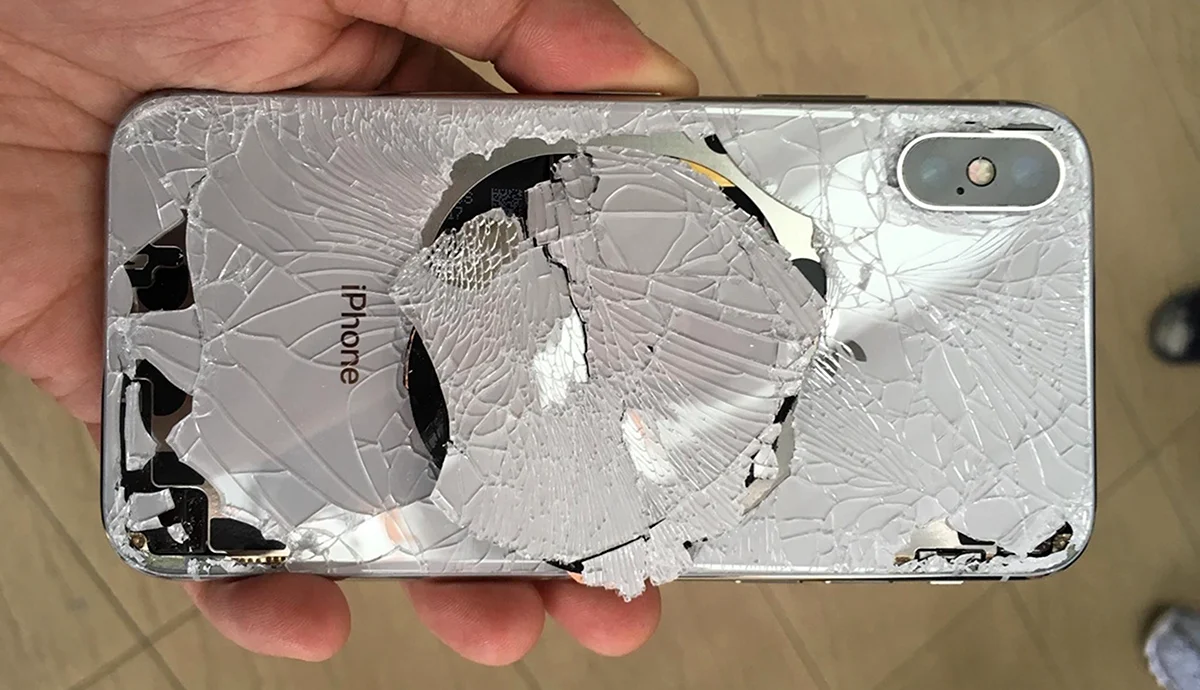 Разбитый айфон