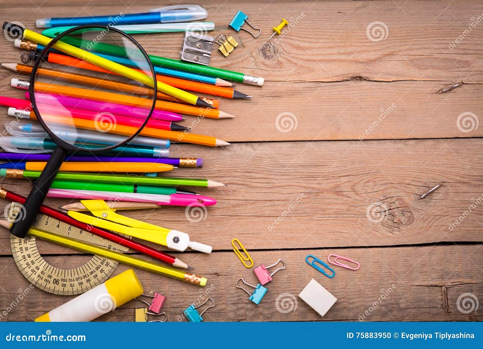 Разбросанные карандаши и ручки