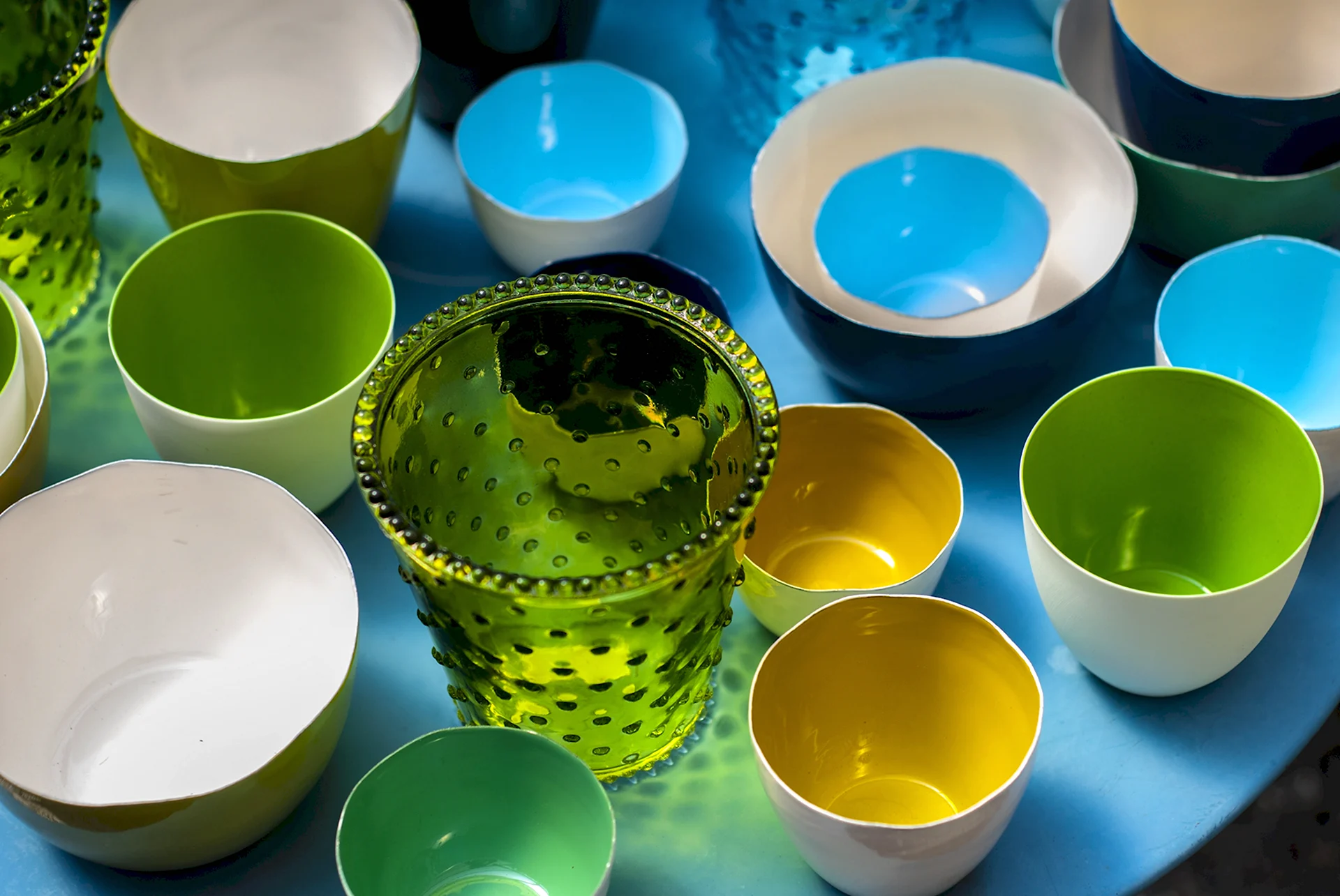Разноцветная керамическая посуда