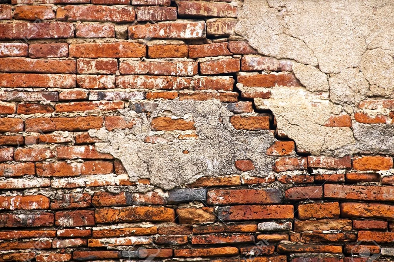 Разрушенная кирпичная стена