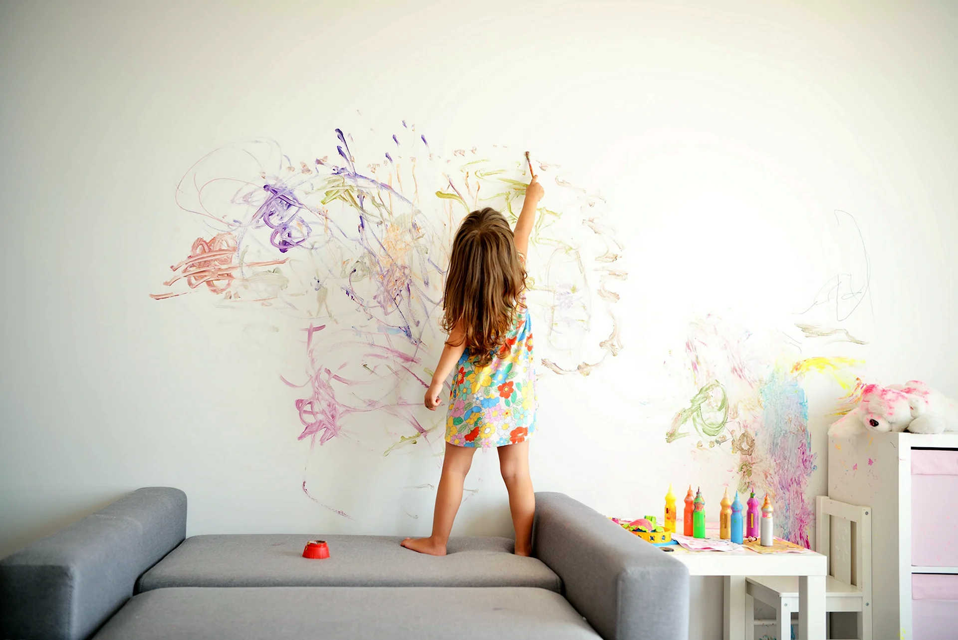 Ребенок рисует на стене