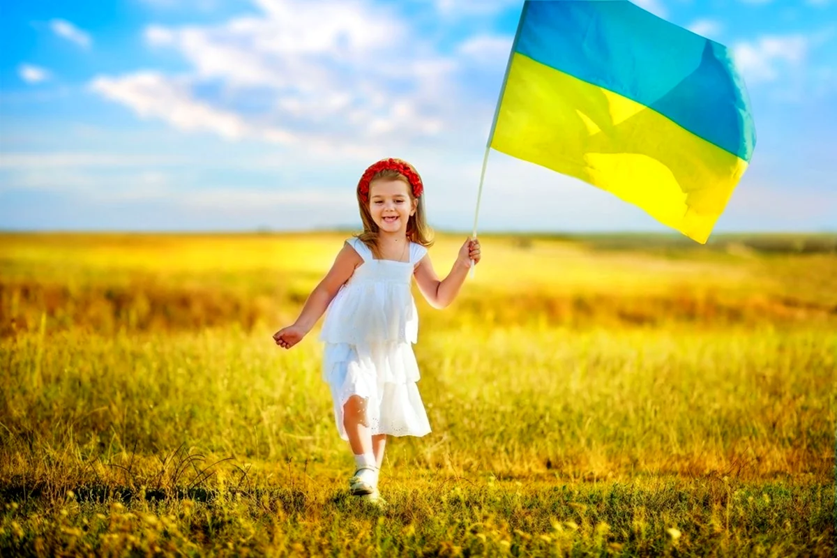 Ребенок с флагом Украины
