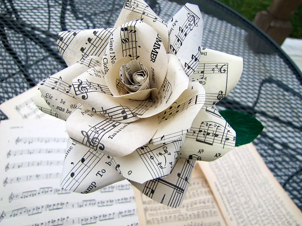 Розы из нотной бумаги