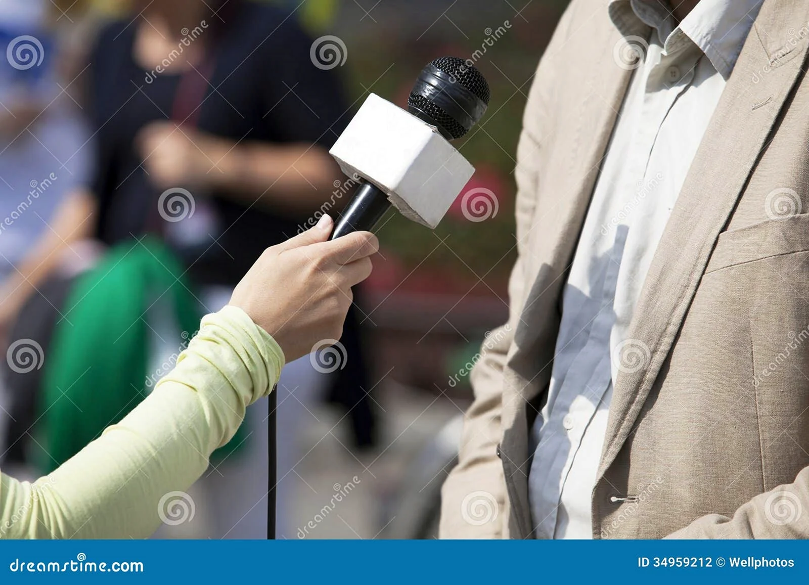 Руки с микрофонами репортёров
