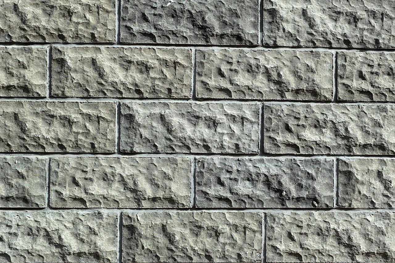 Рваный камень фасад