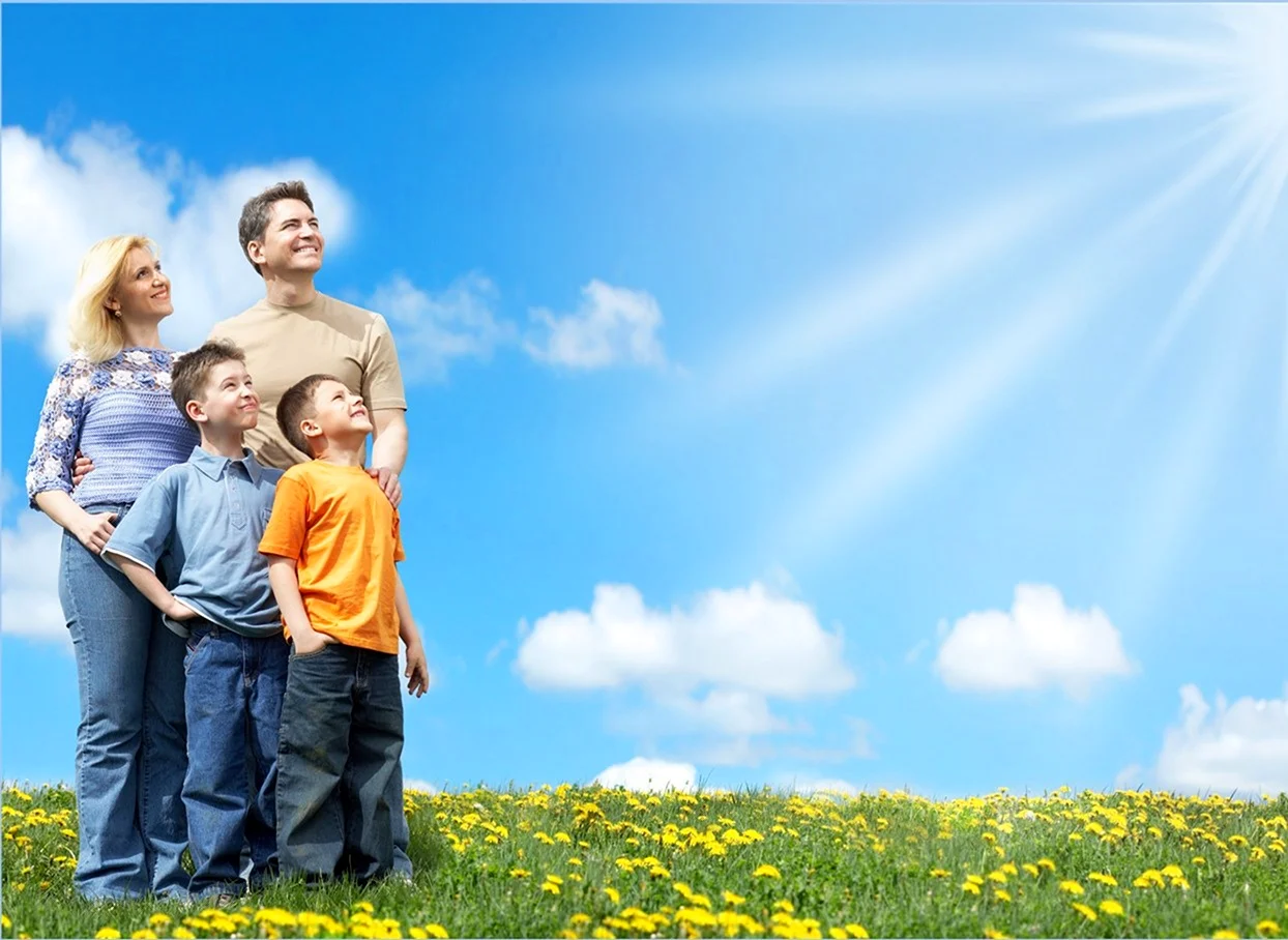 Счастливая семья на фоне неба