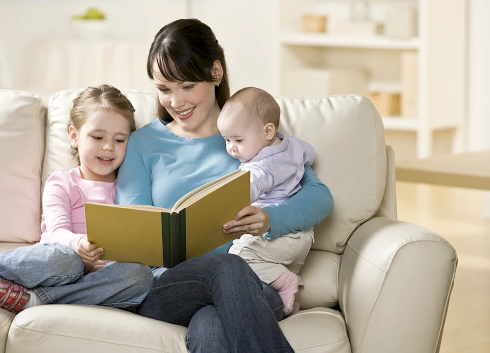 Семья читает книгу