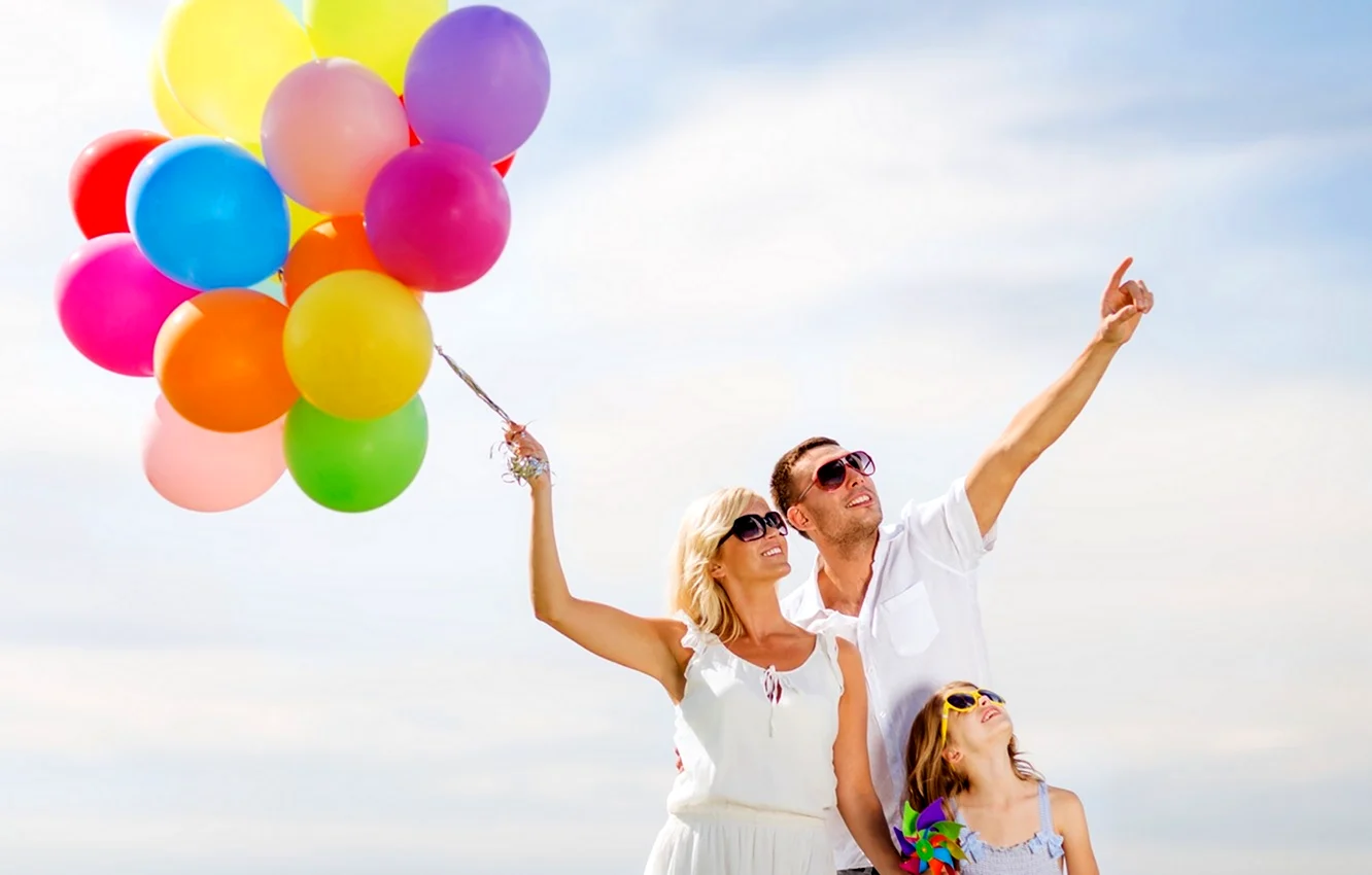 Семья с воздушными шариками