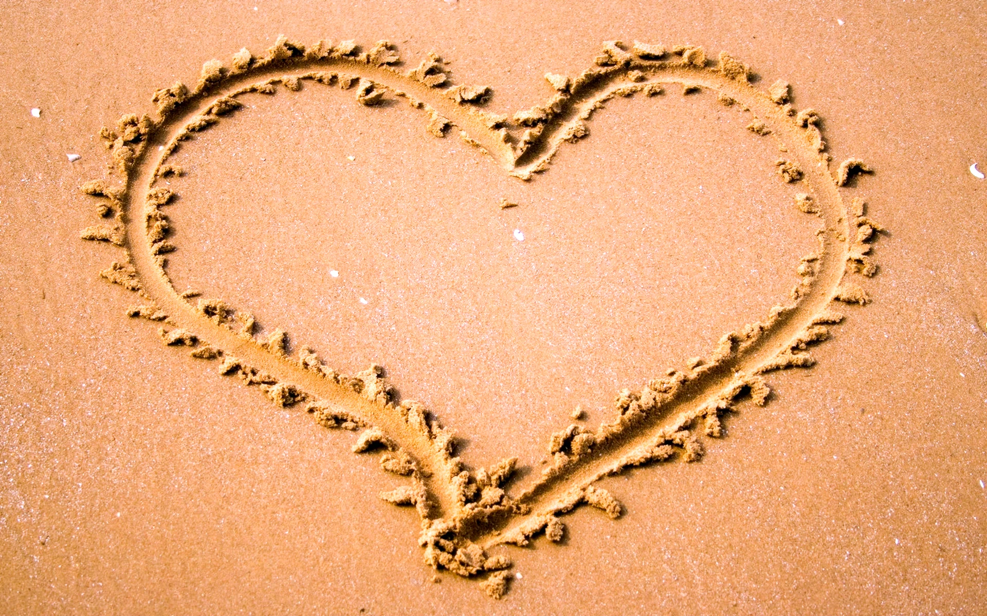 Сердечко на песке