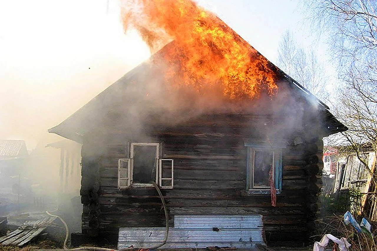 Сгоревший деревянный дом