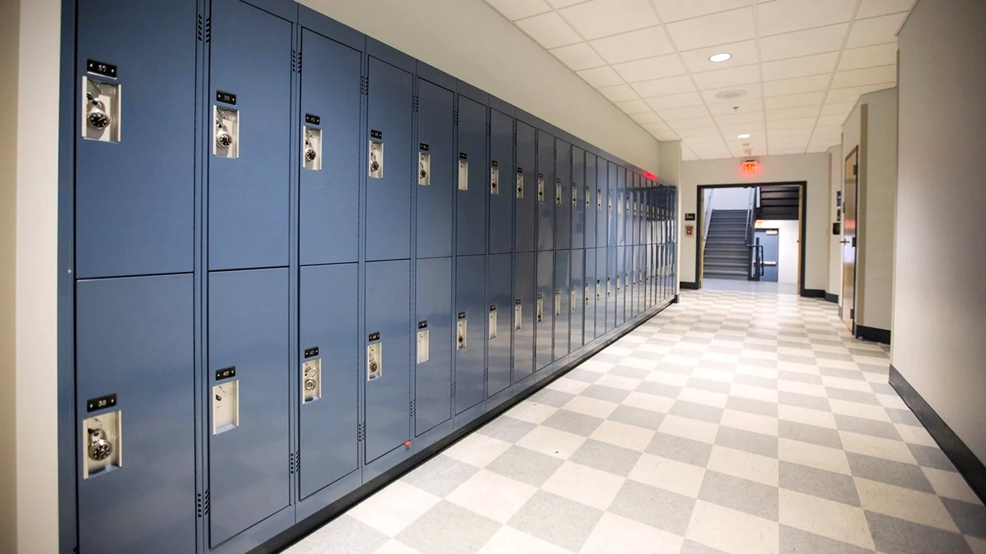 Школьный коридор американской школы шкафчики