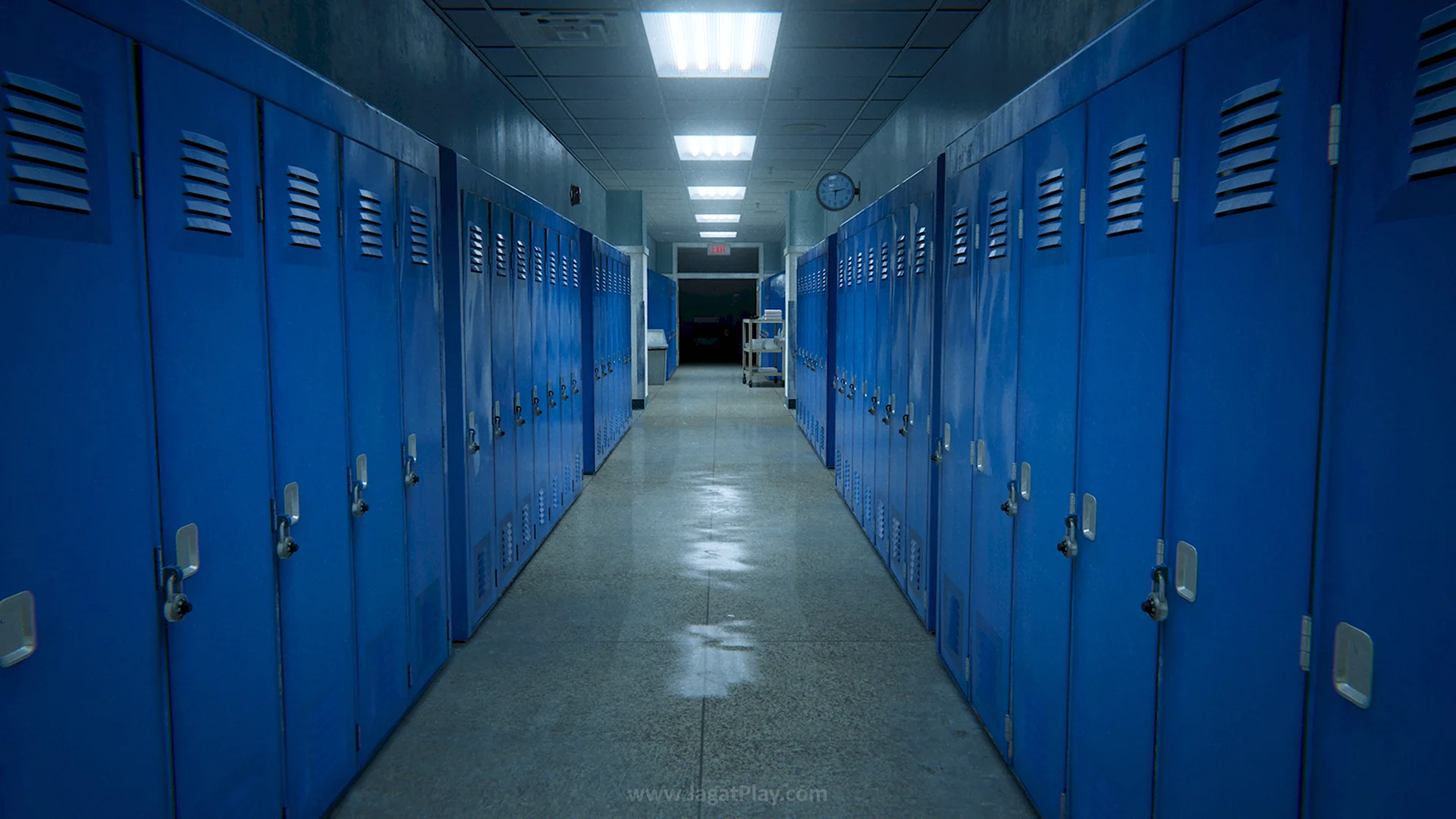 Школьный коридор с синими шкафчиками