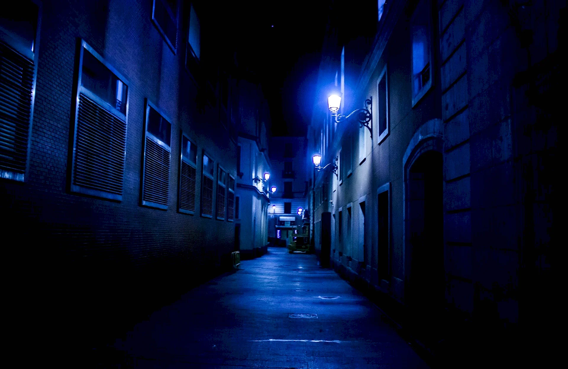 Синяя улица ночью