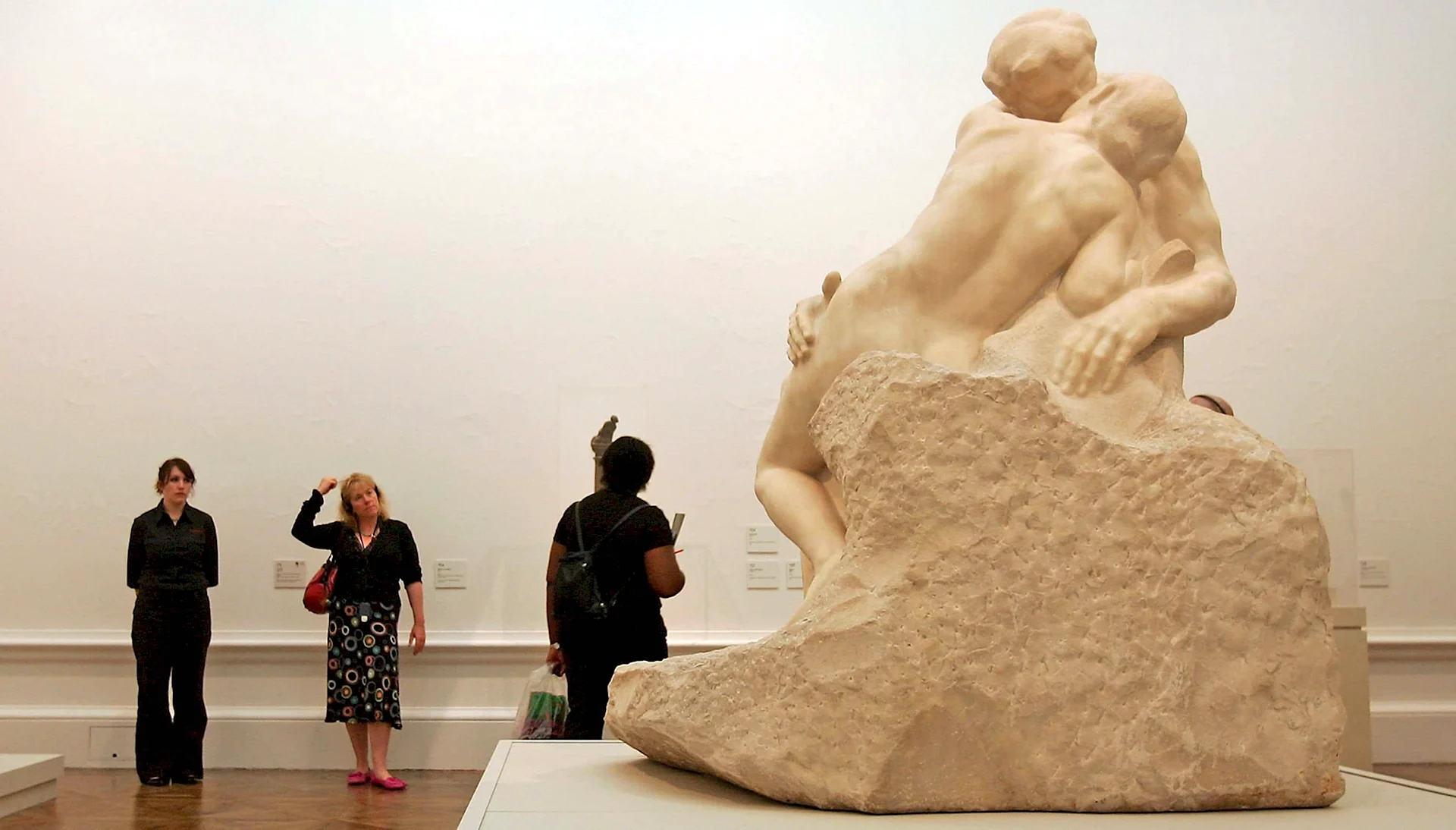Скульптура поцелуй Родена в Париже