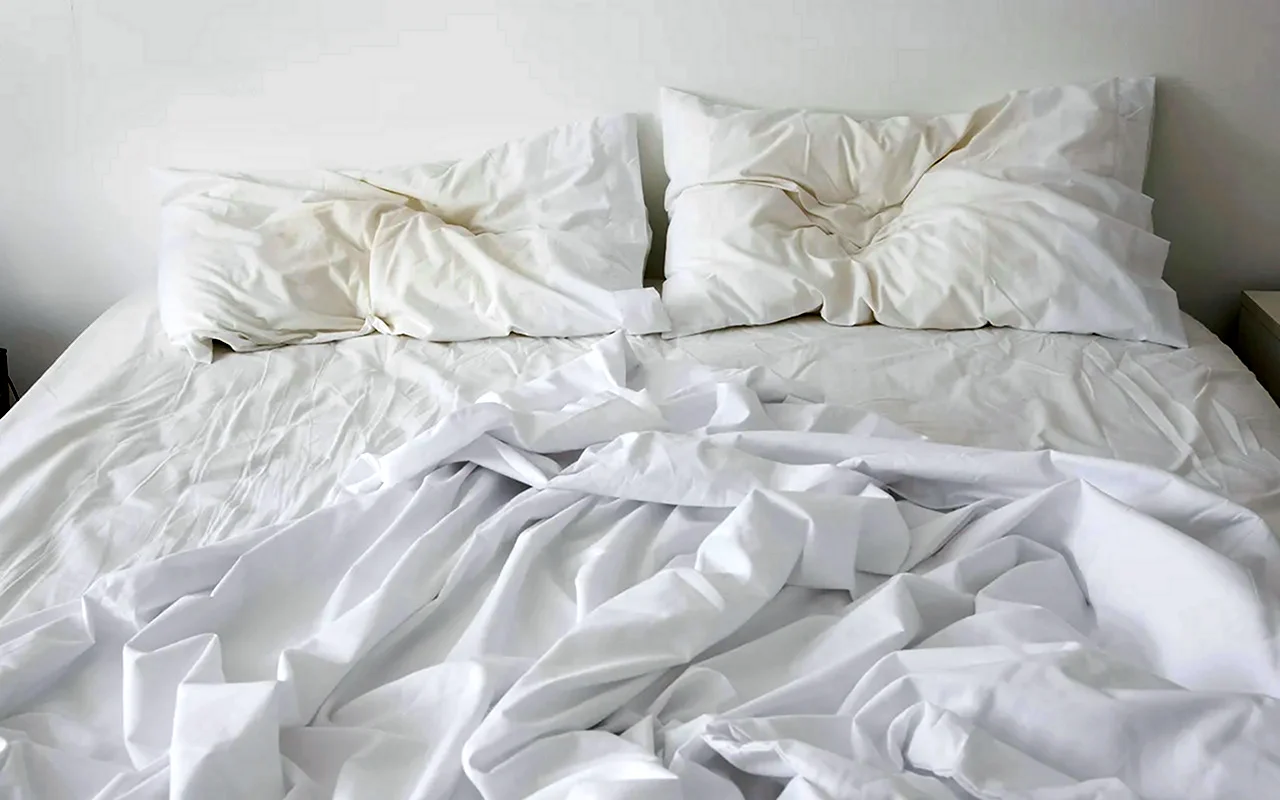 Смятая подушка постель