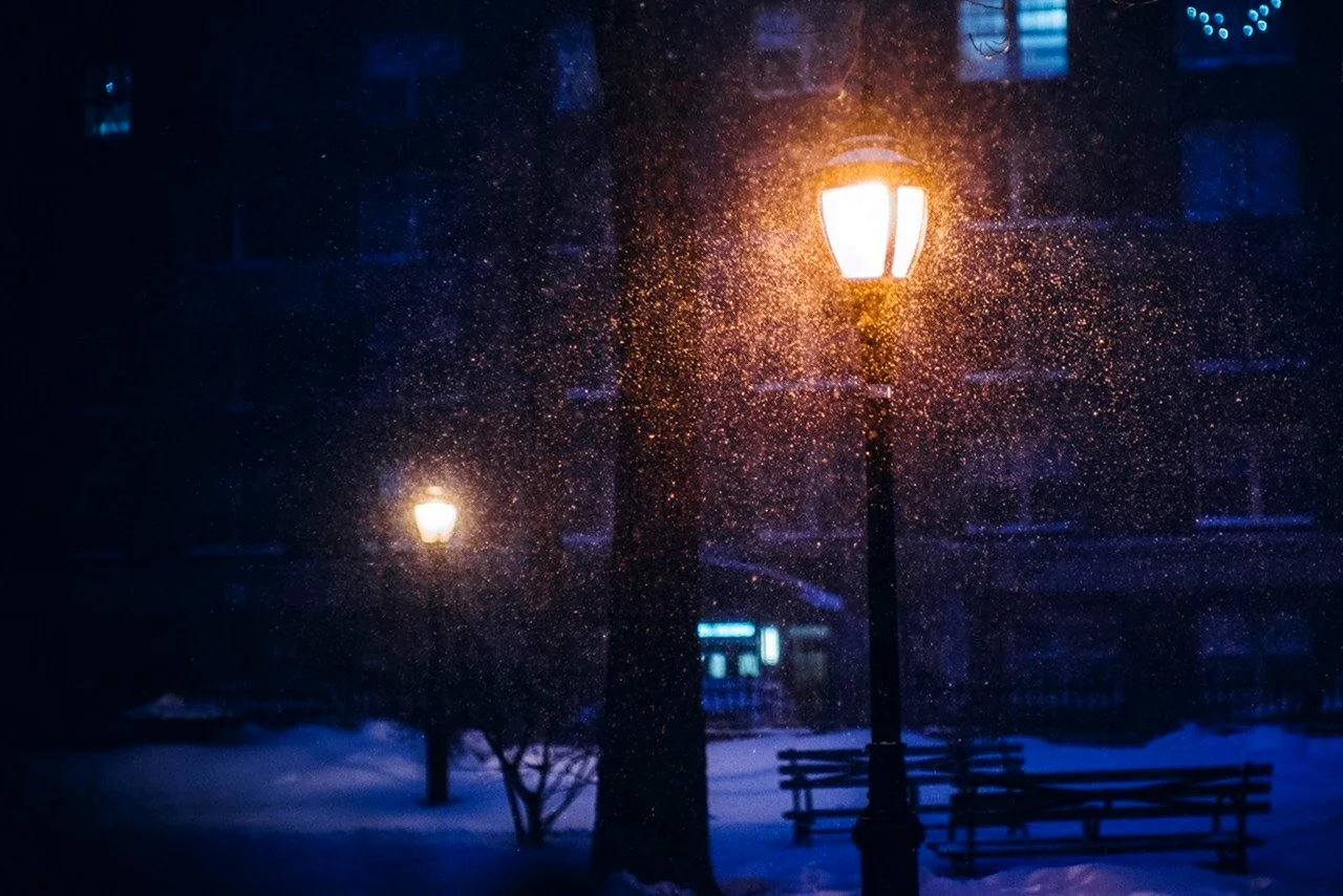 Снегопад в свете фонаря