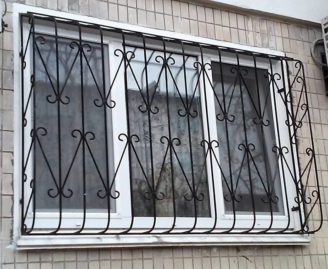 Стальные толстые решетки на окна